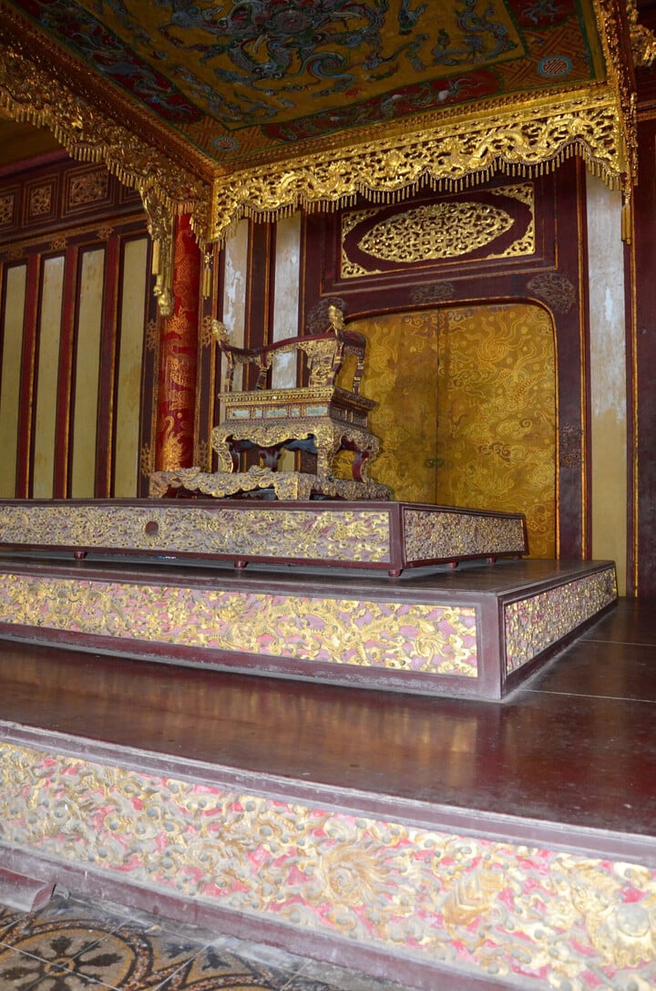 Cận cảnh ngai vàng triều Nguyễn hơn 200 năm tuổi vừa bị đập gãy- Ảnh 11. Cận cảnh ngai vàng triều Nguyễn hơn 200 năm tuổi vừa bị đập gãy- Ảnh 11.