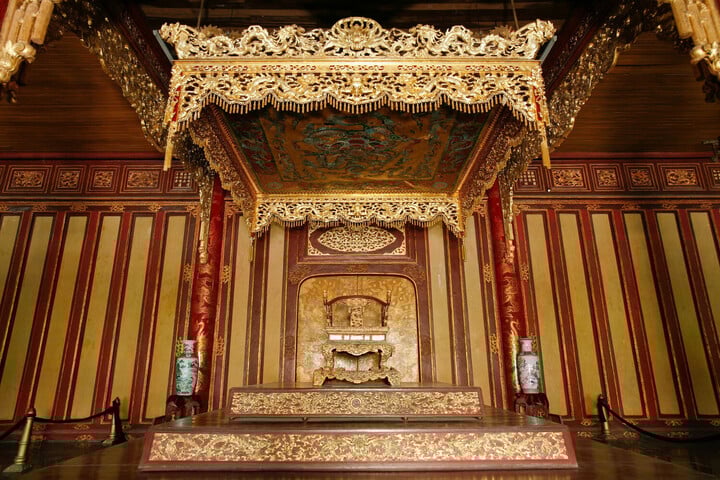 Cận cảnh ngai vàng triều Nguyễn hơn 200 năm tuổi vừa bị đập gãy- Ảnh 1. Cận cảnh ngai vàng triều Nguyễn hơn 200 năm tuổi vừa bị đập gãy- Ảnh 1.