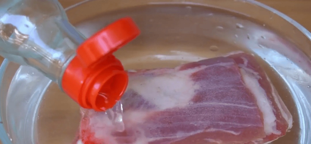 Rã đông thịt bằng nước là SAI LẦM lớn: Người có kinh nghiệm sẽ dùng 2 cách này để giữ vị tươi!- Ảnh 3.