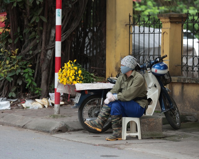 Không khí lạnh bất ngờ "tạt ngang" Hà Nội giữa tháng 5: Dân tình ngơ ngác vì phải mặc áo ấm!- Ảnh 14. Không khí lạnh bất ngờ "tạt ngang" Hà Nội giữa tháng 5: Dân tình ngơ ngác vì phải mặc áo ấm!- Ảnh 14.