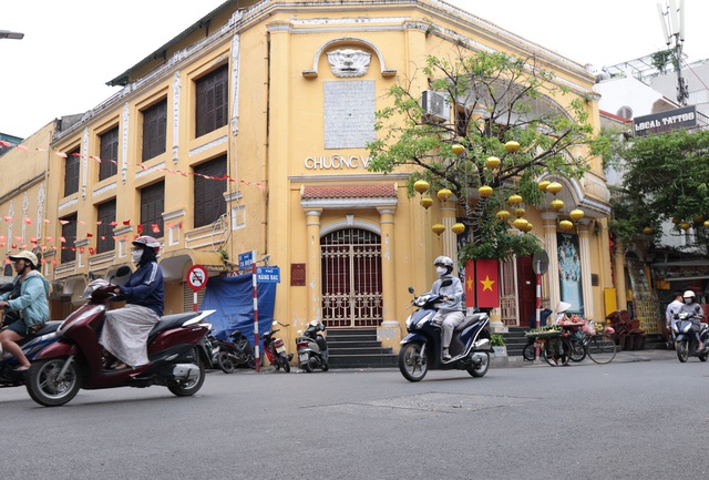 Không khí lạnh bất ngờ "tạt ngang" Hà Nội giữa tháng 5: Dân tình ngơ ngác vì phải mặc áo ấm!- Ảnh 11. Không khí lạnh bất ngờ "tạt ngang" Hà Nội giữa tháng 5: Dân tình ngơ ngác vì phải mặc áo ấm!- Ảnh 11.