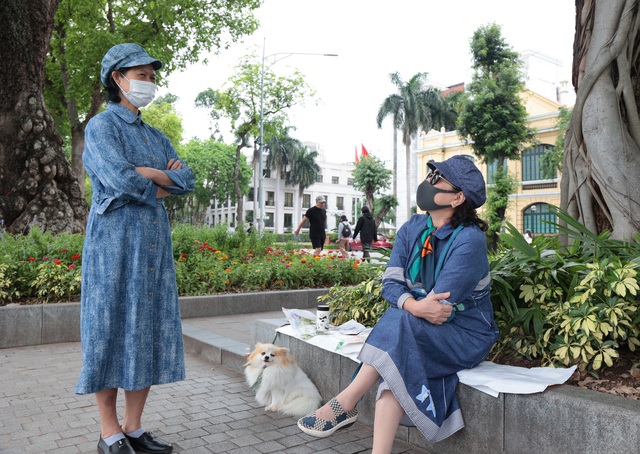 Không khí lạnh bất ngờ "tạt ngang" Hà Nội giữa tháng 5: Dân tình ngơ ngác vì phải mặc áo ấm!- Ảnh 16. Không khí lạnh bất ngờ "tạt ngang" Hà Nội giữa tháng 5: Dân tình ngơ ngác vì phải mặc áo ấm!- Ảnh 16.