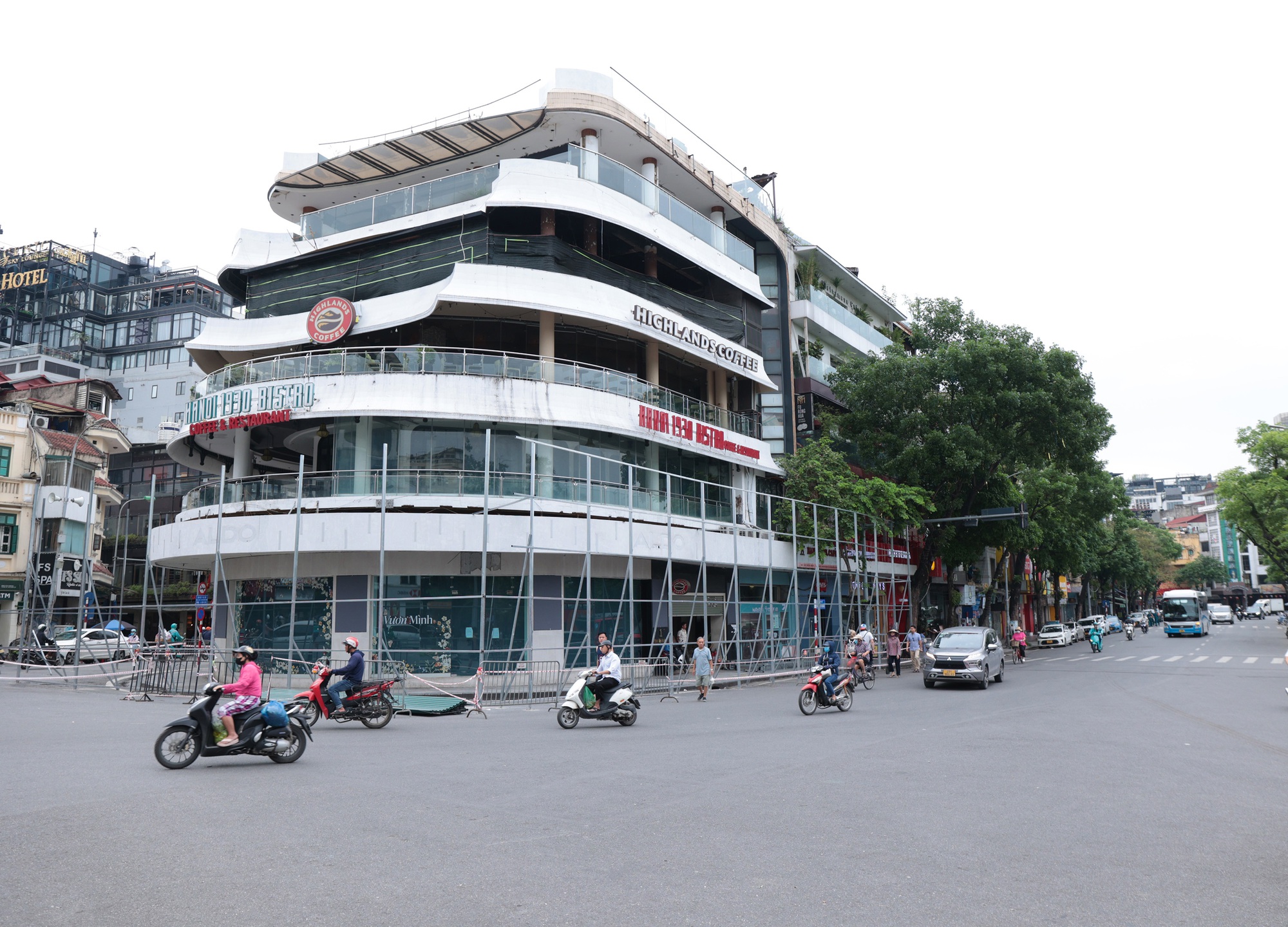 Những hình ảnh ngay lúc này ở Hàm Cá Mập khi bắt đầu dựng khung để tháo dỡ- Ảnh 8. Những hình ảnh ngay lúc này ở Hàm Cá Mập khi bắt đầu dựng khung để tháo dỡ- Ảnh 8.