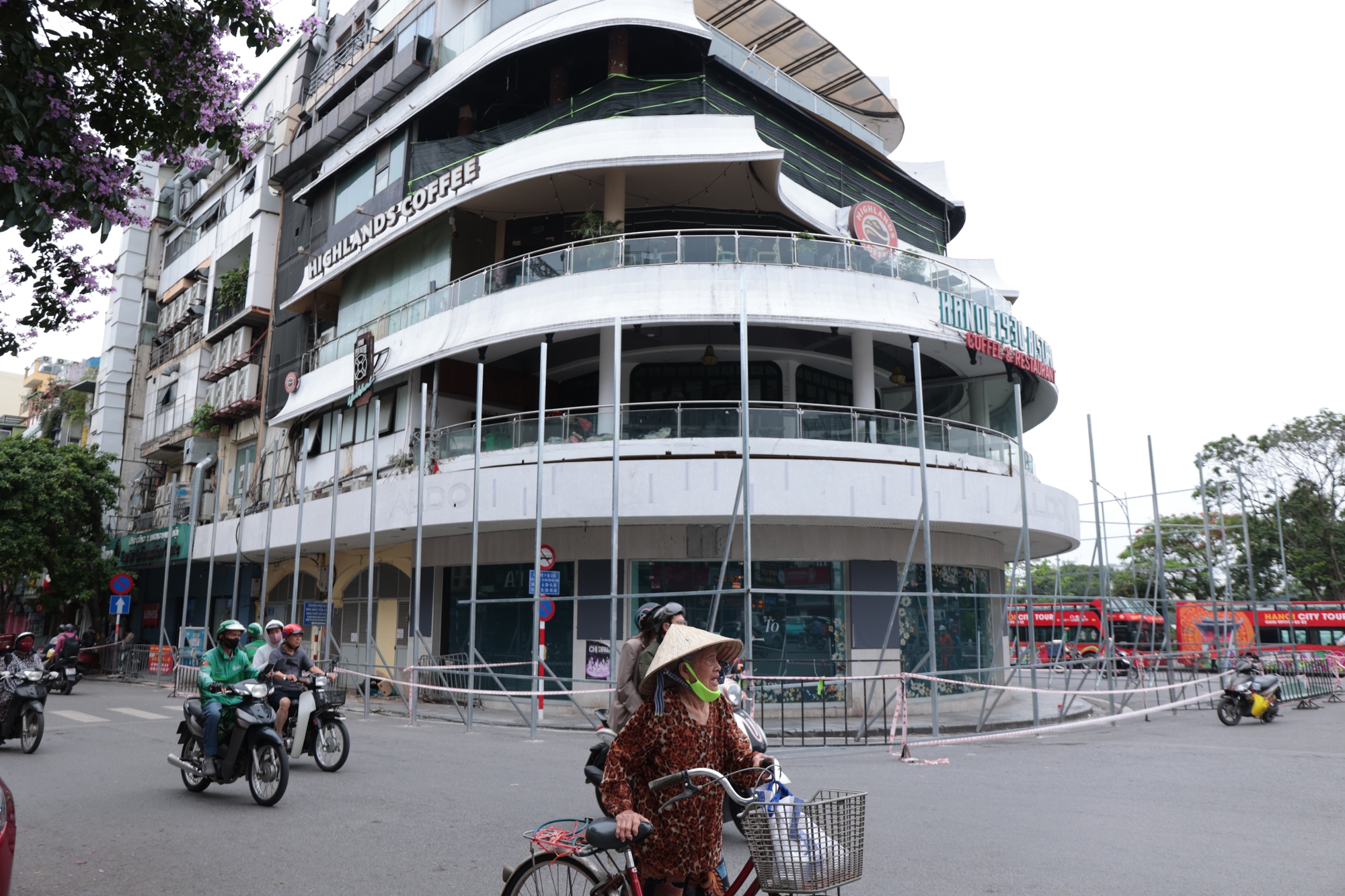 Những hình ảnh ngay lúc này ở Hàm Cá Mập khi bắt đầu dựng khung để tháo dỡ- Ảnh 2. Những hình ảnh ngay lúc này ở Hàm Cá Mập khi bắt đầu dựng khung để tháo dỡ- Ảnh 2.