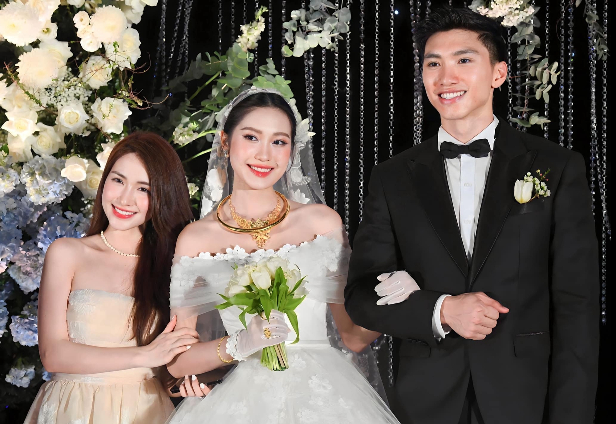 Ngoài Văn Toàn, Hoà Minzy còn đặc biệt thân thiết với cầu thủ nổi tiếng này, mượn tiền tỷ vẫn ngon ơ- Ảnh 2. Ngoài Văn Toàn, Hoà Minzy còn đặc biệt thân thiết với cầu thủ nổi tiếng này, mượn tiền tỷ vẫn ngon ơ- Ảnh 2.