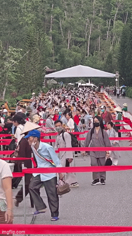 Cảnh tượng lạ ở Yên Tử: Hàng ngàn người dân, phật tử lặp đi lặp lại một hành động khiến người xem "nhức nhức cái đầu"- Ảnh 1.