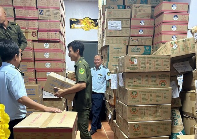 Phát hiện kho chứa gần 12.000 lon sữa bột không rõ nguồn gốc: Hàng loạt nhãn hiệu Z1000 Gold +, Sanaki Grow IQ Plus (Sun), Gold 1+, ...- Ảnh 1. Phát hiện kho chứa gần 12.000 lon sữa bột không rõ nguồn gốc: Hàng loạt nhãn hiệu Z1000 Gold +, Sanaki Grow IQ Plus (Sun), Gold 1+, ...- Ảnh 1.