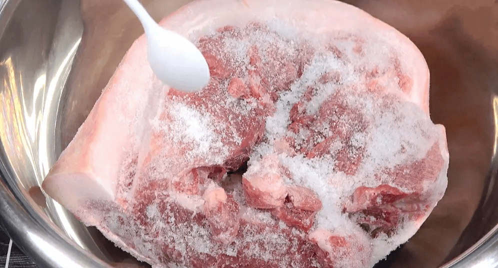 Rã đông thịt bằng nước là SAI LẦM lớn: Người có kinh nghiệm sẽ dùng 2 cách này để giữ vị tươi!- Ảnh 2.