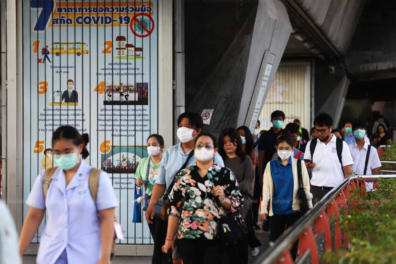 Báo động đỏ Covid-19 tại Thái Lan: Hơn 53.000 ca dương tính, 5 ca tử vong chỉ trong 1 tuần, Bangkok "đứng đầu bảng"!- Ảnh 1. Báo động đỏ Covid-19 tại Thái Lan: Hơn 53.000 ca dương tính, 5 ca tử vong chỉ trong 1 tuần, Bangkok "đứng đầu bảng"!- Ảnh 1.