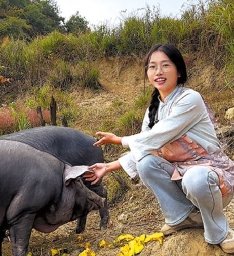 Cử nhân Trung Quốc về quê nuôi lợn, từ bỏ cuộc sống thành thị áp lực: ‘Tôi muốn làm hài lòng bản thân, muốn thử những điều mới mẻ’- Ảnh 1. Cử nhân Trung Quốc về quê nuôi lợn, từ bỏ cuộc sống thành thị áp lực: ‘Tôi muốn làm hài lòng bản thân, muốn thử những điều mới mẻ’- Ảnh 1.