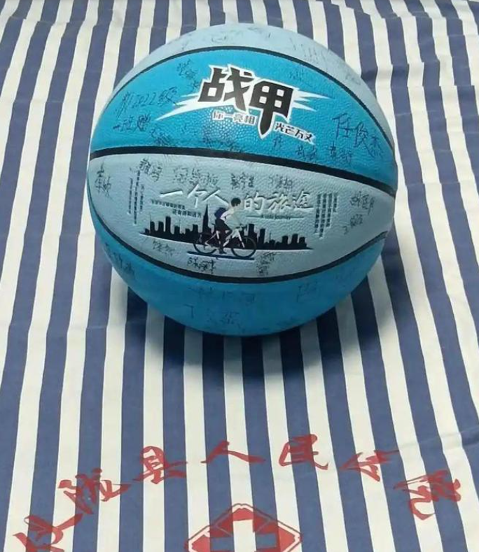 Xúc động 50 học sinh lớp 9 đến bệnh viện chụp kỷ yếu cùng bạn mắc ung thư giai đoạn cuối: Mùa hè, mùa của chia ly!- Ảnh 3. Xúc động 50 học sinh lớp 9 đến bệnh viện chụp kỷ yếu cùng bạn mắc ung thư giai đoạn cuối: Mùa hè, mùa của chia ly!- Ảnh 3.
