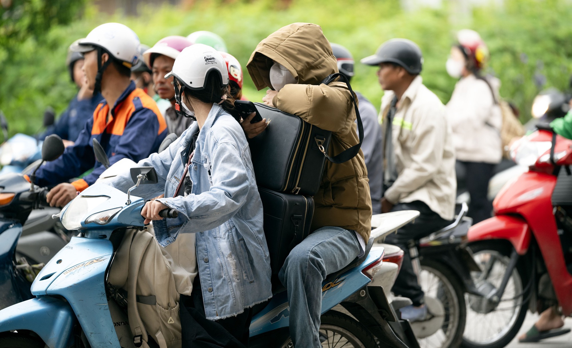 Không khí lạnh bất ngờ "tạt ngang" Hà Nội giữa tháng 5: Dân tình ngơ ngác vì phải mặc áo ấm!- Ảnh 7. Không khí lạnh bất ngờ "tạt ngang" Hà Nội giữa tháng 5: Dân tình ngơ ngác vì phải mặc áo ấm!- Ảnh 7.