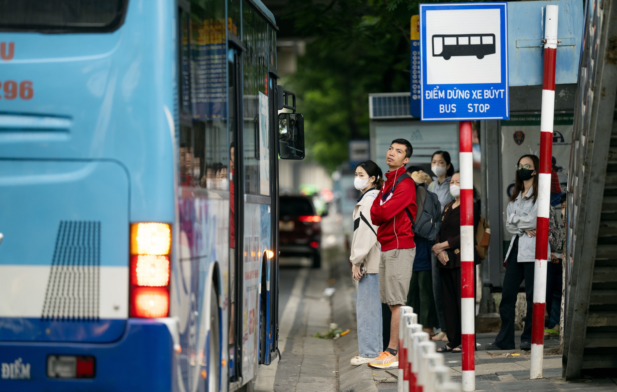 Không khí lạnh bất ngờ "tạt ngang" Hà Nội giữa tháng 5: Dân tình ngơ ngác vì phải mặc áo ấm!- Ảnh 5. Không khí lạnh bất ngờ "tạt ngang" Hà Nội giữa tháng 5: Dân tình ngơ ngác vì phải mặc áo ấm!- Ảnh 5.