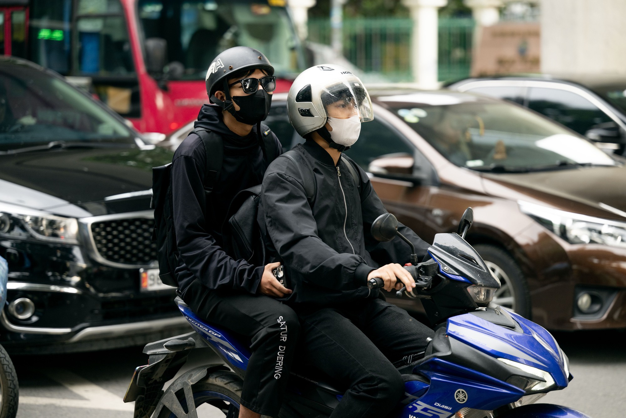 Không khí lạnh bất ngờ "tạt ngang" Hà Nội giữa tháng 5: Dân tình ngơ ngác vì phải mặc áo ấm!- Ảnh 3. Không khí lạnh bất ngờ "tạt ngang" Hà Nội giữa tháng 5: Dân tình ngơ ngác vì phải mặc áo ấm!- Ảnh 3.