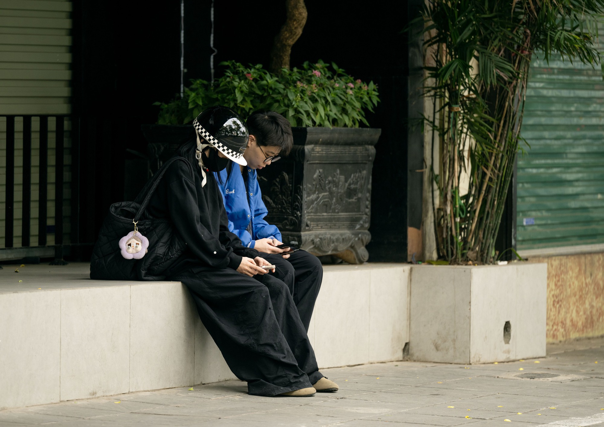 Không khí lạnh bất ngờ "tạt ngang" Hà Nội giữa tháng 5: Dân tình ngơ ngác vì phải mặc áo ấm!- Ảnh 6. Không khí lạnh bất ngờ "tạt ngang" Hà Nội giữa tháng 5: Dân tình ngơ ngác vì phải mặc áo ấm!- Ảnh 6.