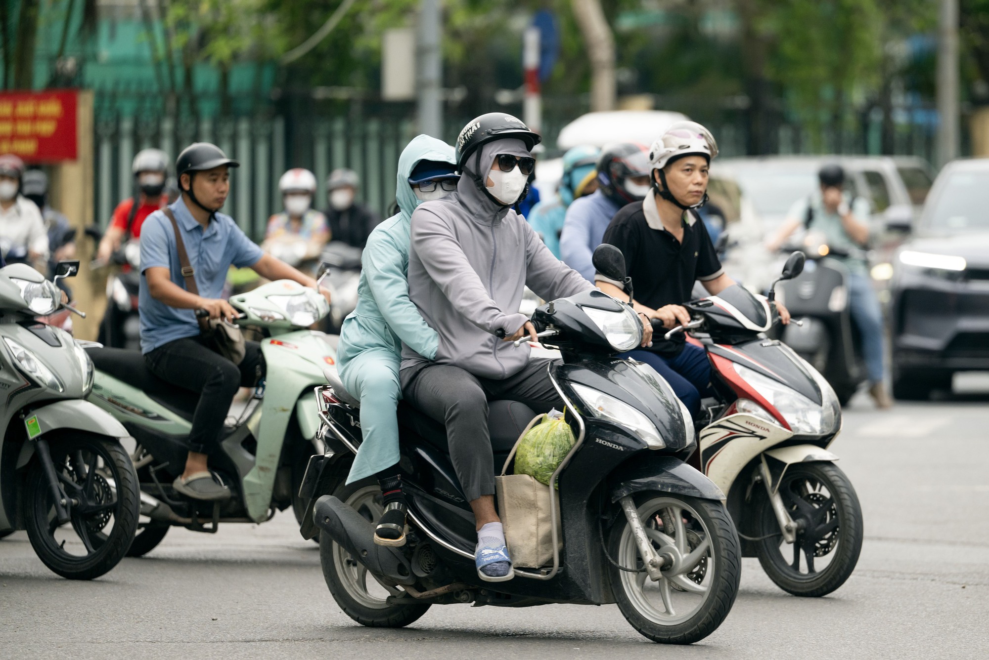 Không khí lạnh bất ngờ "tạt ngang" Hà Nội giữa tháng 5: Dân tình ngơ ngác vì phải mặc áo ấm!- Ảnh 9. Không khí lạnh bất ngờ "tạt ngang" Hà Nội giữa tháng 5: Dân tình ngơ ngác vì phải mặc áo ấm!- Ảnh 9.