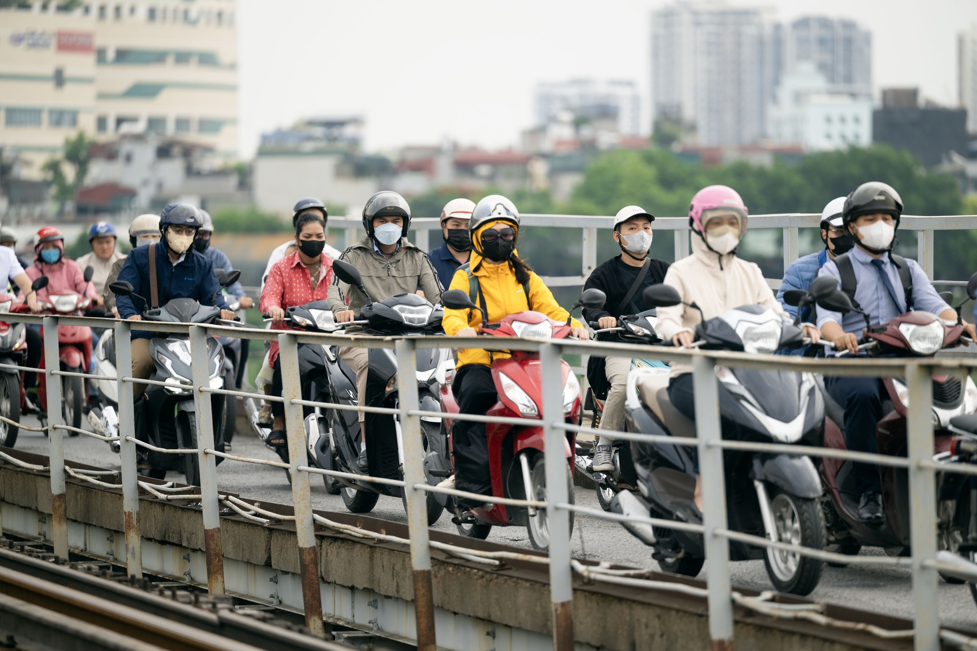 Không khí lạnh bất ngờ "tạt ngang" Hà Nội giữa tháng 5: Dân tình ngơ ngác vì phải mặc áo ấm!- Ảnh 1. Không khí lạnh bất ngờ "tạt ngang" Hà Nội giữa tháng 5: Dân tình ngơ ngác vì phải mặc áo ấm!- Ảnh 1.