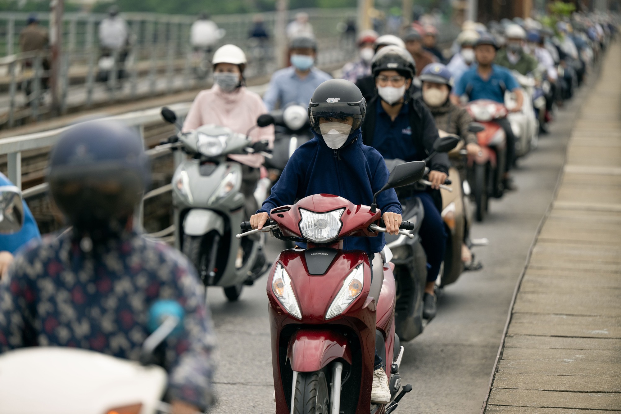 Không khí lạnh bất ngờ "tạt ngang" Hà Nội giữa tháng 5: Dân tình ngơ ngác vì phải mặc áo ấm!- Ảnh 4. Không khí lạnh bất ngờ "tạt ngang" Hà Nội giữa tháng 5: Dân tình ngơ ngác vì phải mặc áo ấm!- Ảnh 4.