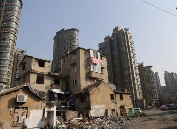 Chủ căn nhà 33,3m² không chịu di dời dù được chủ đầu tư bồi thường hơn 7 tỷ đồng, khẳng định: “Nhà tôi 359 tỷ mới xứng đáng”- Ảnh 1.