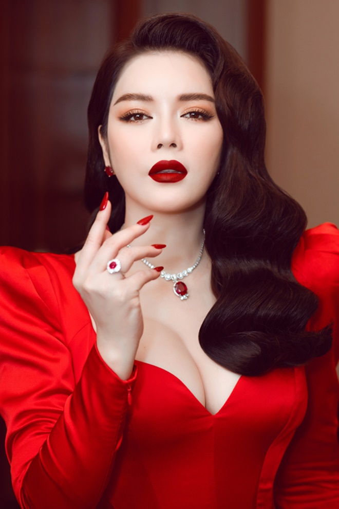 Showbiz Việt có nữ đại gia kim cương: Đựng đầy 5 két sắt, bị bệnh liền lấy viên hơn 500 tỷ đồng làm 1 việc khó ngờ!- Ảnh 4. Showbiz Việt có nữ đại gia kim cương: Đựng đầy 5 két sắt, bị bệnh liền lấy viên hơn 500 tỷ đồng làm 1 việc khó ngờ!- Ảnh 4.