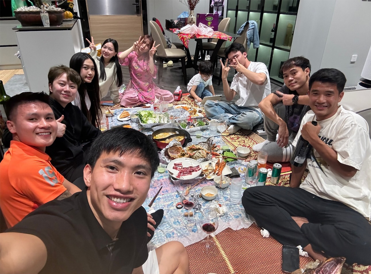 Ngoài Văn Toàn, Hoà Minzy còn đặc biệt thân thiết với cầu thủ nổi tiếng này, mượn tiền tỷ vẫn ngon ơ- Ảnh 1. Ngoài Văn Toàn, Hoà Minzy còn đặc biệt thân thiết với cầu thủ nổi tiếng này, mượn tiền tỷ vẫn ngon ơ- Ảnh 1.