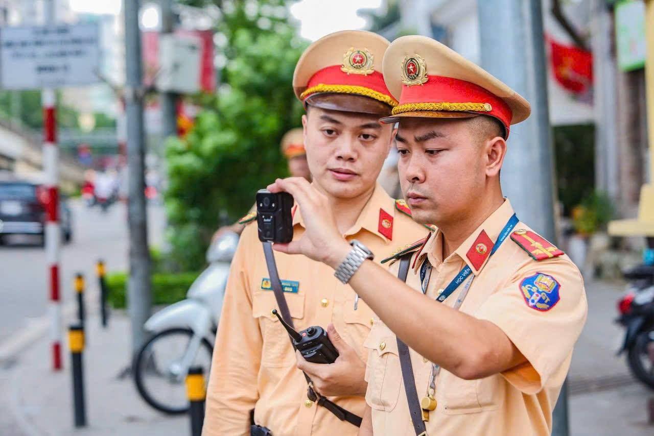CSGT Hà Nội dùng máy quay, công khai ghi hình phạt nguội xe vi phạm tại 20 điểm- Ảnh 1.