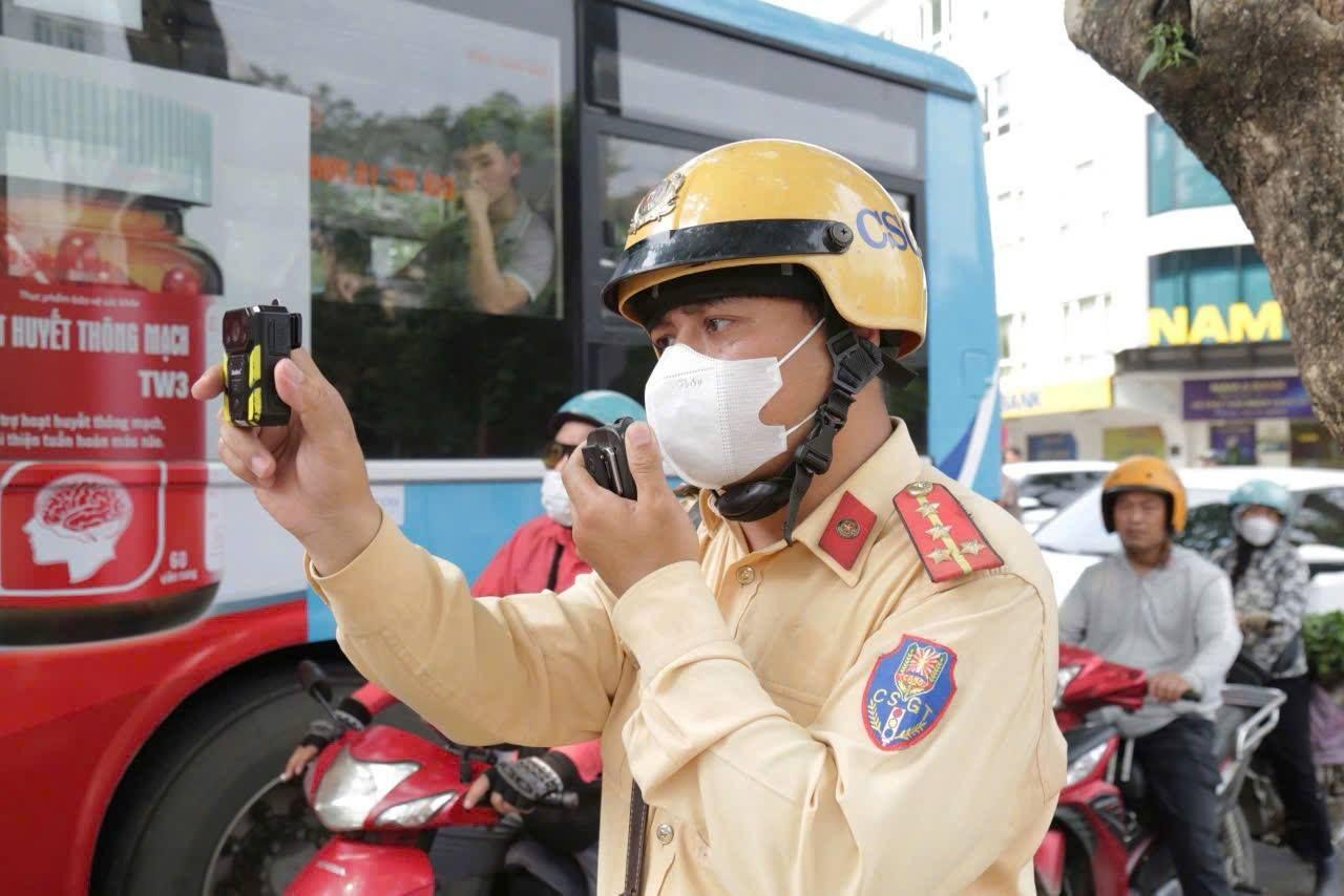 CSGT Hà Nội dùng máy quay, công khai ghi hình phạt nguội xe vi phạm tại 20 điểm- Ảnh 5.