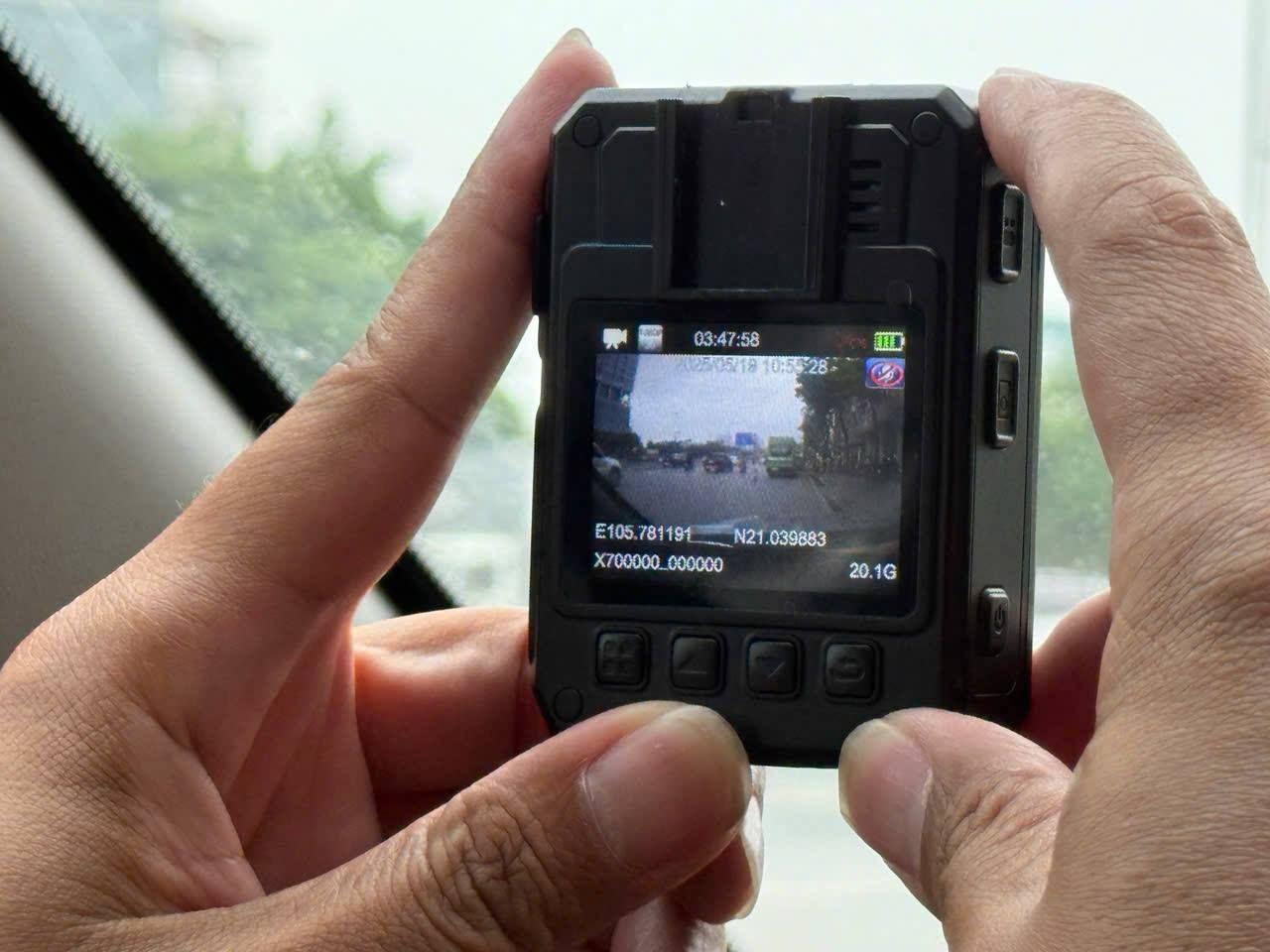 CSGT Hà Nội dùng máy quay, công khai ghi hình phạt nguội xe vi phạm tại 20 điểm- Ảnh 8.