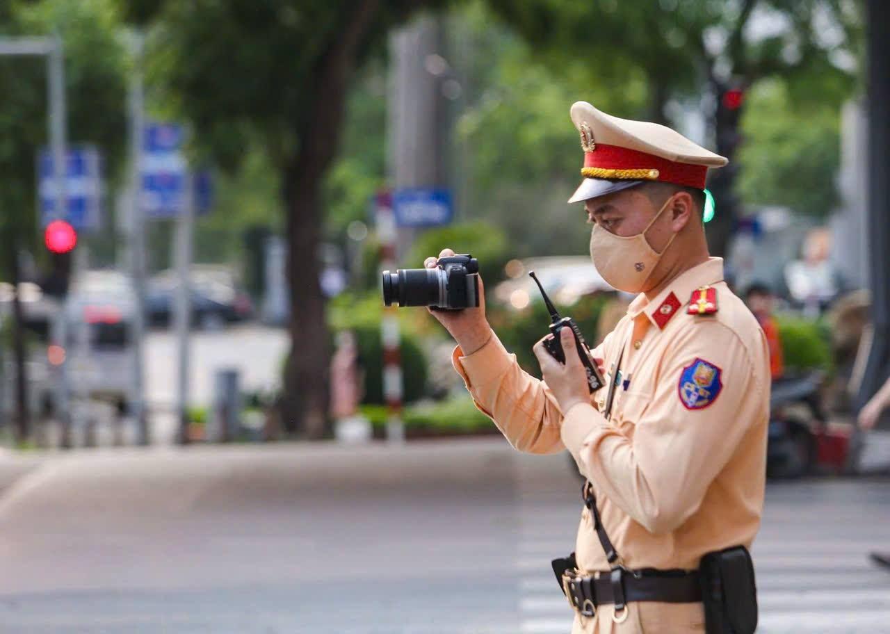 CSGT Hà Nội dùng máy quay, công khai ghi hình phạt nguội xe vi phạm tại 20 điểm- Ảnh 4.