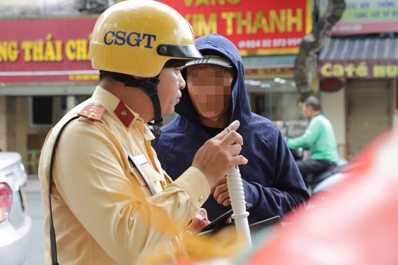 CSGT Hà Nội dùng máy quay, công khai ghi hình phạt nguội xe vi phạm tại 20 điểm- Ảnh 3.