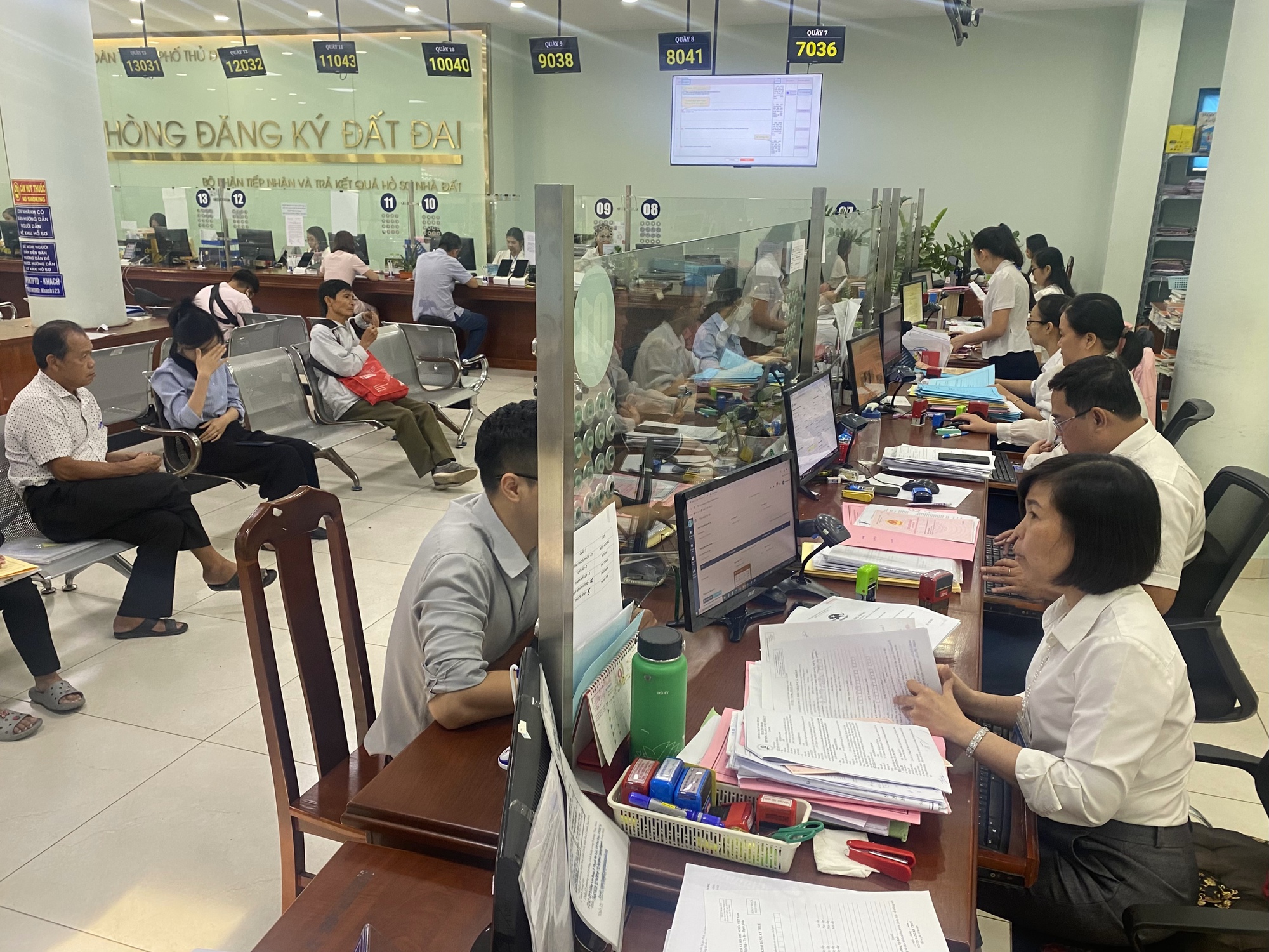 Thực hư đơn phản ánh "lạm quyền" khi cấp sổ hồng tại TP HCM- Ảnh 1. Thực hư đơn phản ánh "lạm quyền" khi cấp sổ hồng tại TP HCM- Ảnh 1.