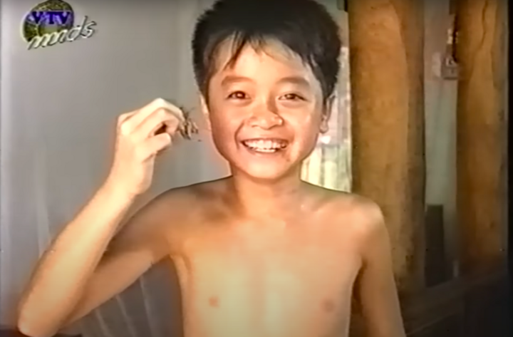 Bất ngờ với danh tính cậu bé bác học gây sốt trong phim 'Chú dế nhỏ tội nghiệp'- Ảnh 3. Bất ngờ với danh tính cậu bé bác học gây sốt trong phim 'Chú dế nhỏ tội nghiệp'- Ảnh 3.