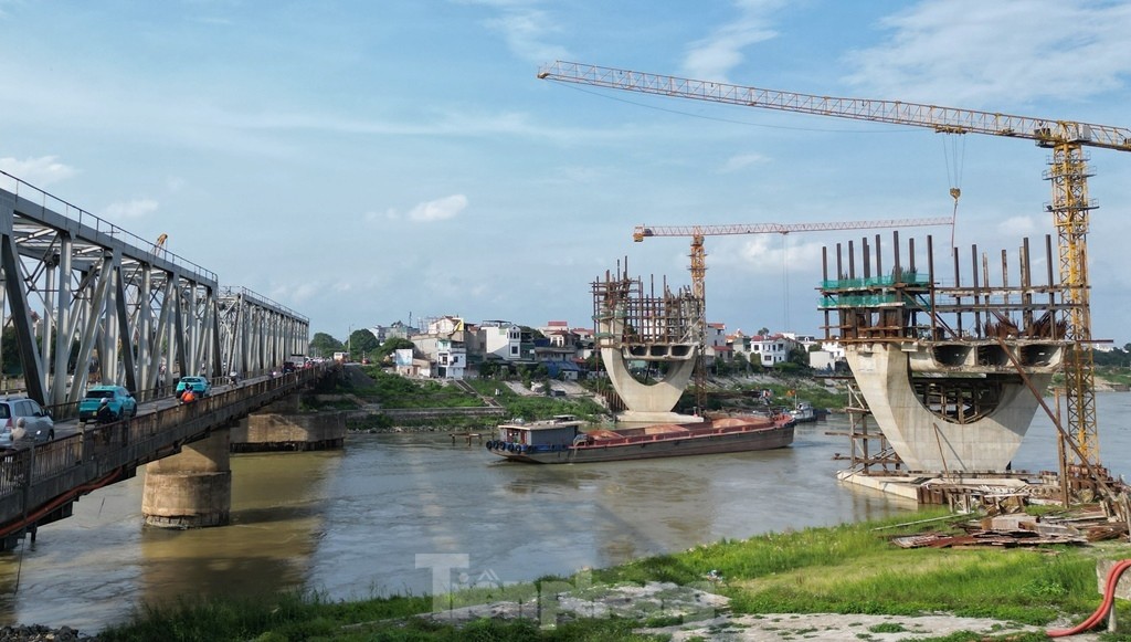 Cầu Đuống mới vẫn chơi vơi hai trụ cầu, chưa thể làm đường kết nối- Ảnh 1. Cầu Đuống mới vẫn chơi vơi hai trụ cầu, chưa thể làm đường kết nối- Ảnh 1.