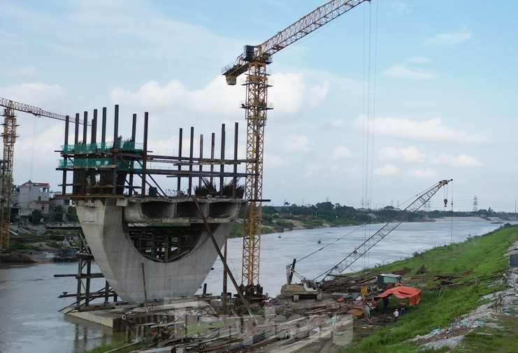 Cầu Đuống mới vẫn chơi vơi hai trụ cầu, chưa thể làm đường kết nối- Ảnh 5. Cầu Đuống mới vẫn chơi vơi hai trụ cầu, chưa thể làm đường kết nối- Ảnh 5.
