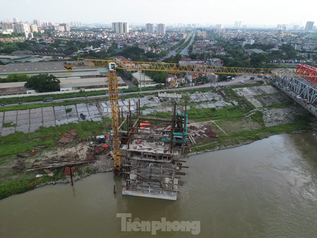 Cầu Đuống mới vẫn chơi vơi hai trụ cầu, chưa thể làm đường kết nối- Ảnh 6. Cầu Đuống mới vẫn chơi vơi hai trụ cầu, chưa thể làm đường kết nối- Ảnh 6.