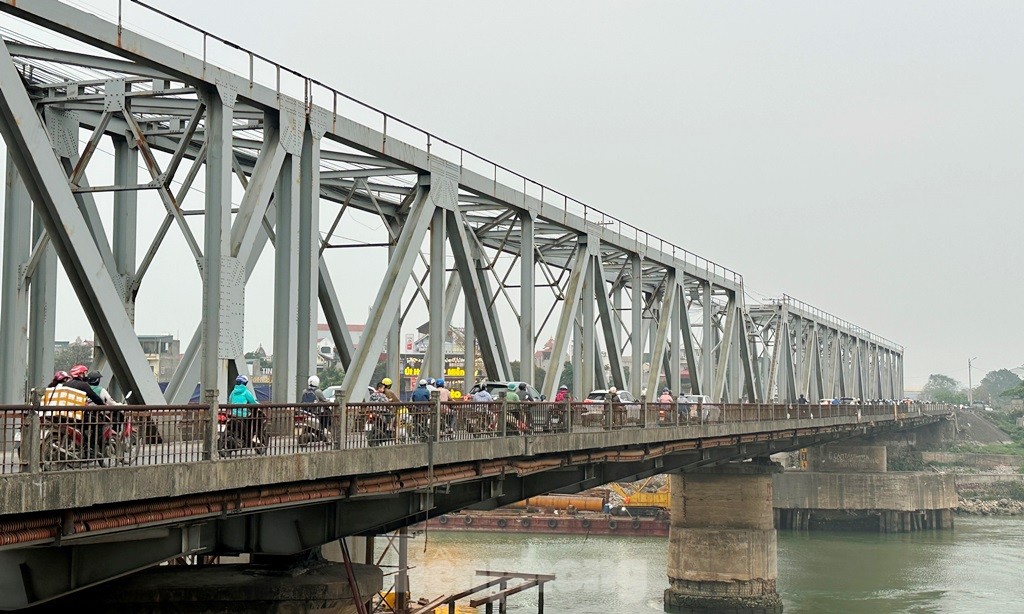 Cầu Đuống mới vẫn chơi vơi hai trụ cầu, chưa thể làm đường kết nối- Ảnh 8. Cầu Đuống mới vẫn chơi vơi hai trụ cầu, chưa thể làm đường kết nối- Ảnh 8.