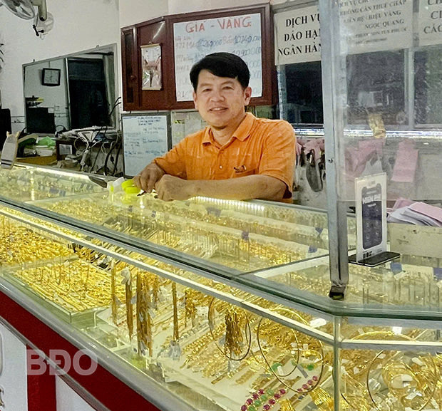 Người phụ nữ lam lũ nhờ chuyển khoản 135 triệu đồng: Chủ tiệm vàng Bình Định hỏi thăm, rồi ‘mật báo’ công an xã, được đề xuất khen thưởng- Ảnh 1. Người phụ nữ lam lũ nhờ chuyển khoản 135 triệu đồng: Chủ tiệm vàng Bình Định hỏi thăm, rồi ‘mật báo’ công an xã, được đề xuất khen thưởng- Ảnh 1.
