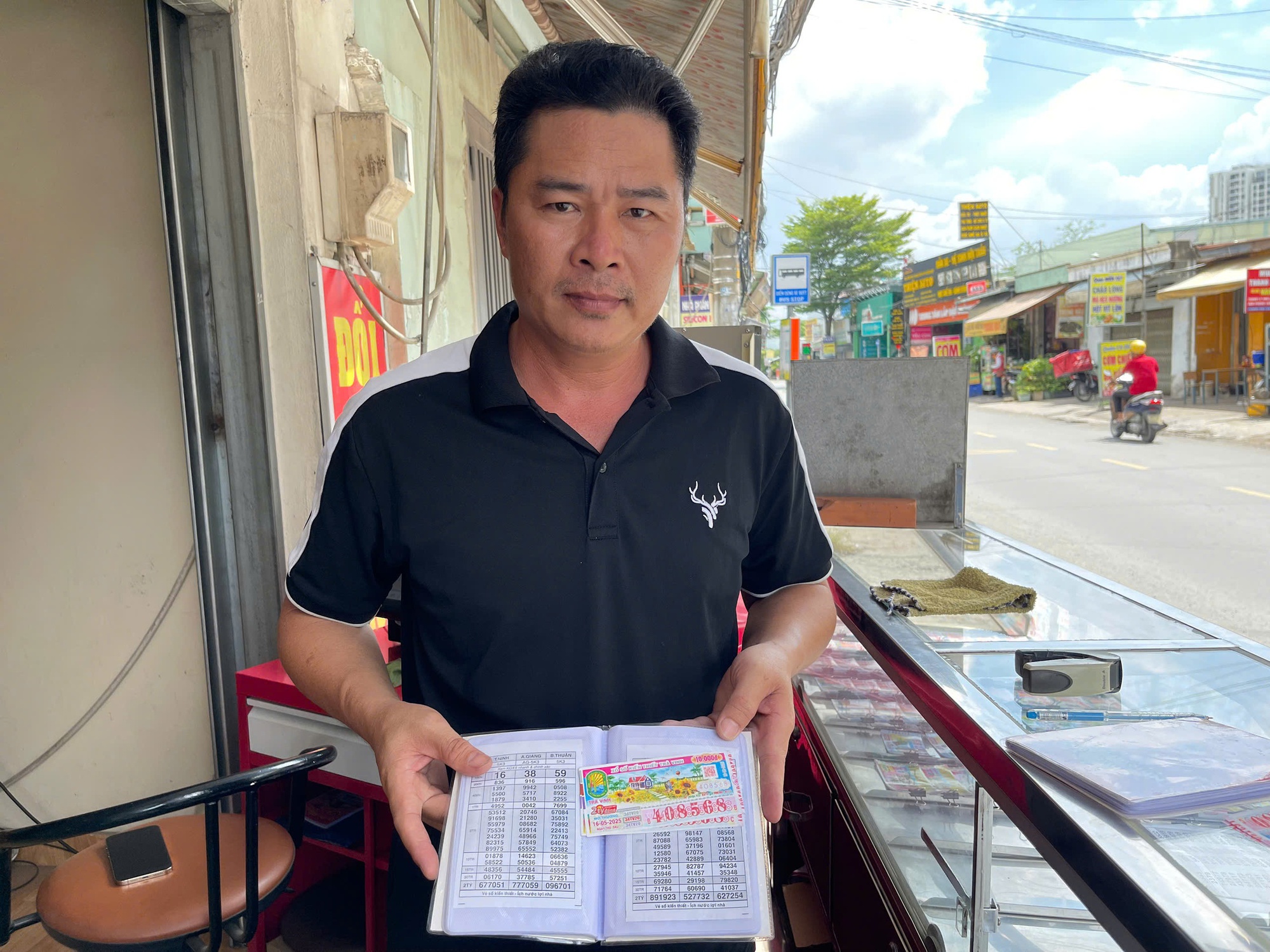 Người đàn ông gây "đau khổ" cho nhiều đại lý vé số ở TP HCM- Ảnh 1. Người đàn ông gây "đau khổ" cho nhiều đại lý vé số ở TP HCM- Ảnh 1.
