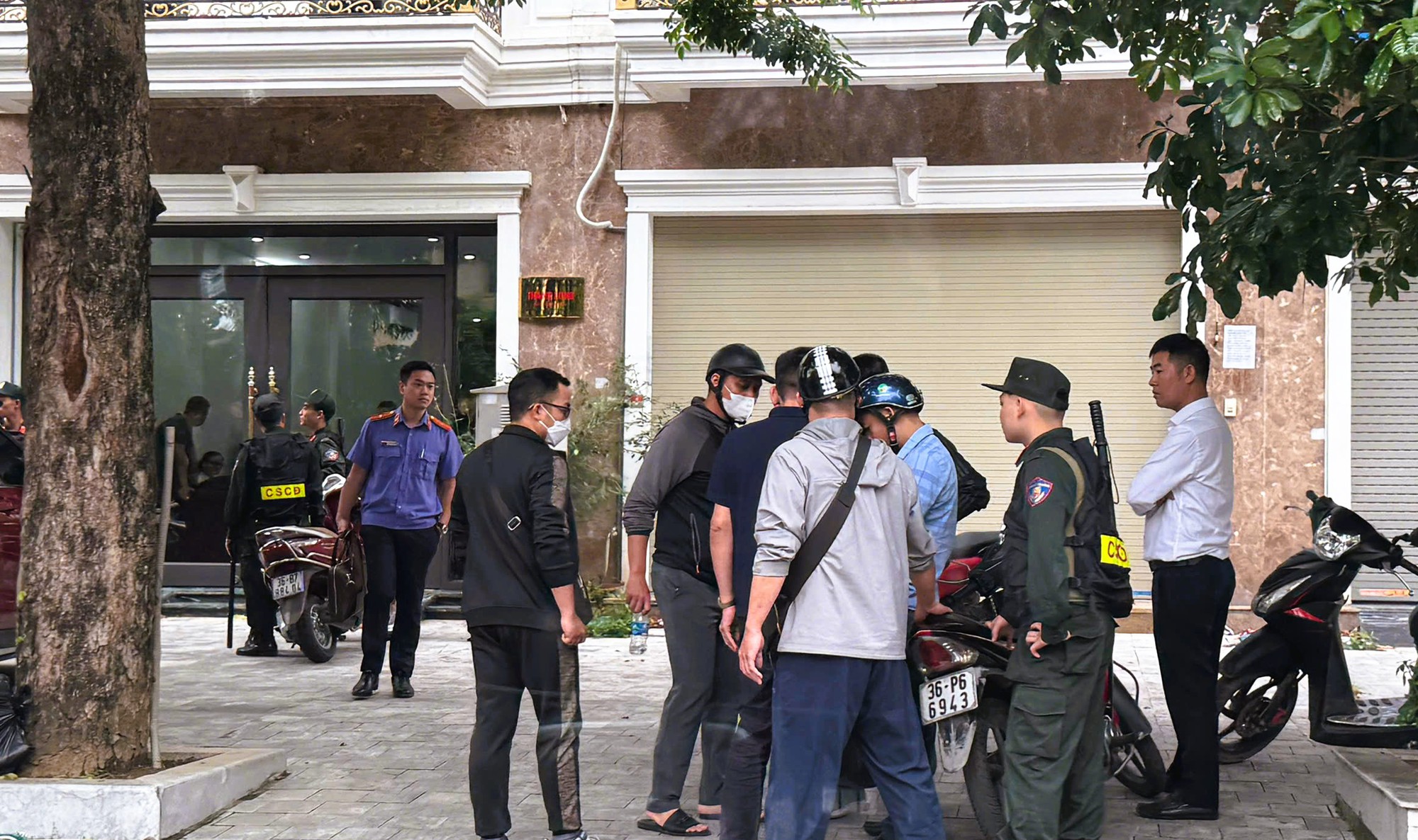 Công an xuất hiện tại nhà của trùm giang hồ khét tiếng ở Thanh Hóa- Ảnh 1.