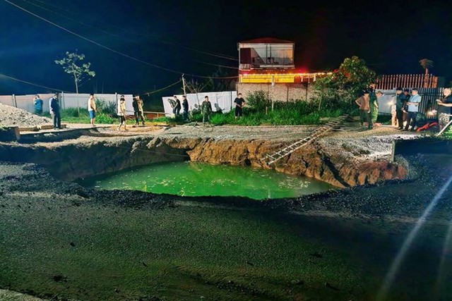 Cận cảnh "hố tử thần" sâu không đáy "nuốt chửng" người và xe tại Bắc Kạn: Chưa thể xác định danh tính cùng số lượng nạn nhân- Ảnh 3. Cận cảnh "hố tử thần" sâu không đáy "nuốt chửng" người và xe tại Bắc Kạn: Chưa thể xác định danh tính cùng số lượng nạn nhân- Ảnh 3.