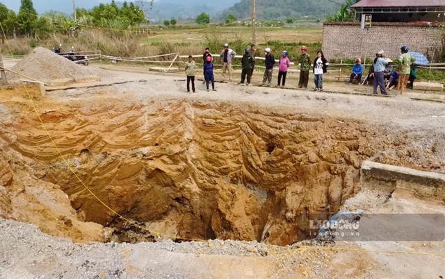 Cận cảnh "hố tử thần" sâu không đáy "nuốt chửng" người và xe tại Bắc Kạn: Chưa thể xác định danh tính cùng số lượng nạn nhân- Ảnh 6. Cận cảnh "hố tử thần" sâu không đáy "nuốt chửng" người và xe tại Bắc Kạn: Chưa thể xác định danh tính cùng số lượng nạn nhân- Ảnh 6.