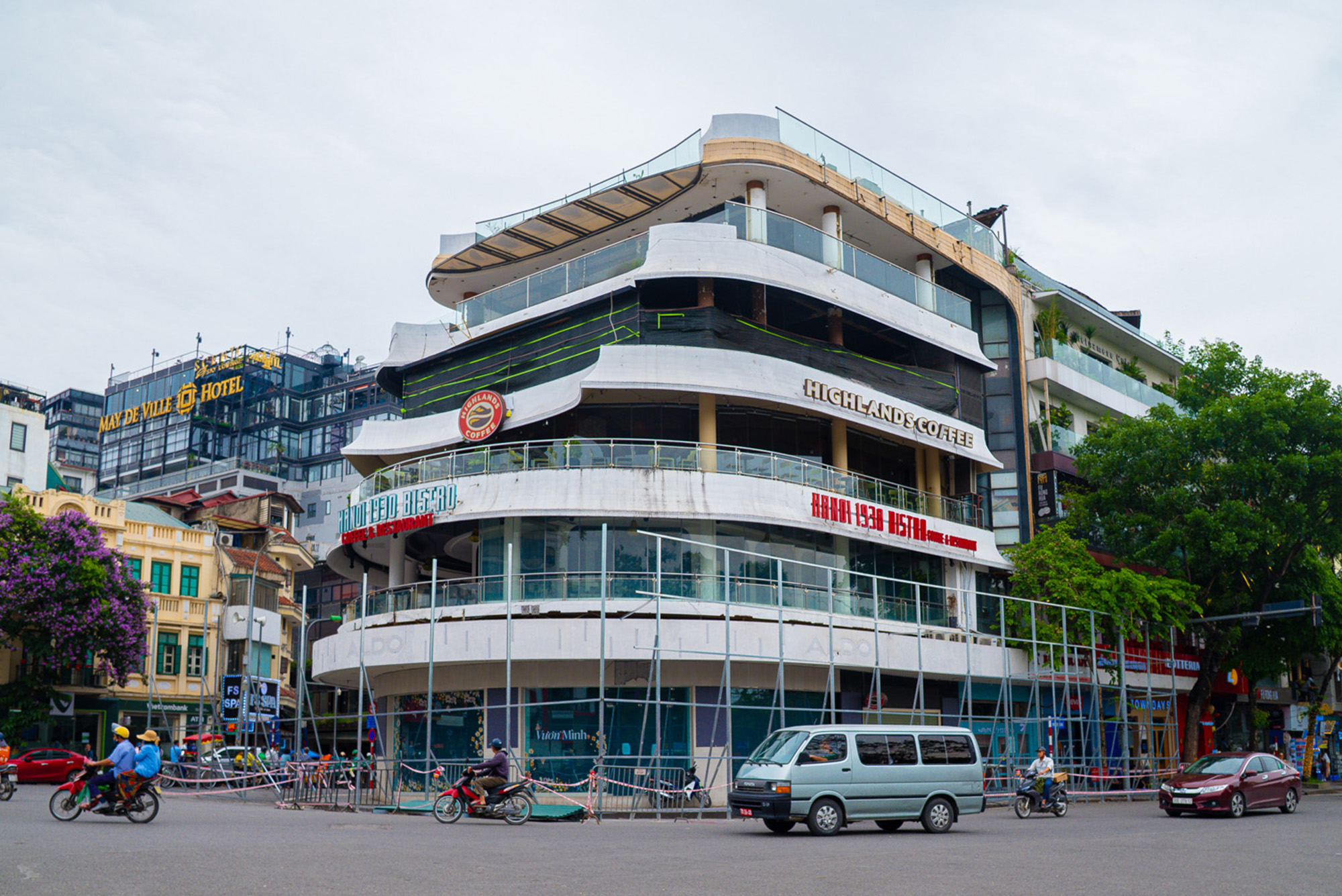 Quây tôn để tháo dỡ tòa nhà bên hồ Gươm, sẽ có 3 tầng hầm thay thế- Ảnh 1. Quây tôn để tháo dỡ tòa nhà bên hồ Gươm, sẽ có 3 tầng hầm thay thế- Ảnh 1.