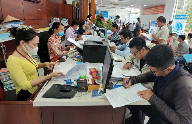 Chỉ đạo mới của Chủ tịch UBND TPHCM về chế độ cho cán bộ, công chức khi sắp xếp bộ máy- Ảnh 1.