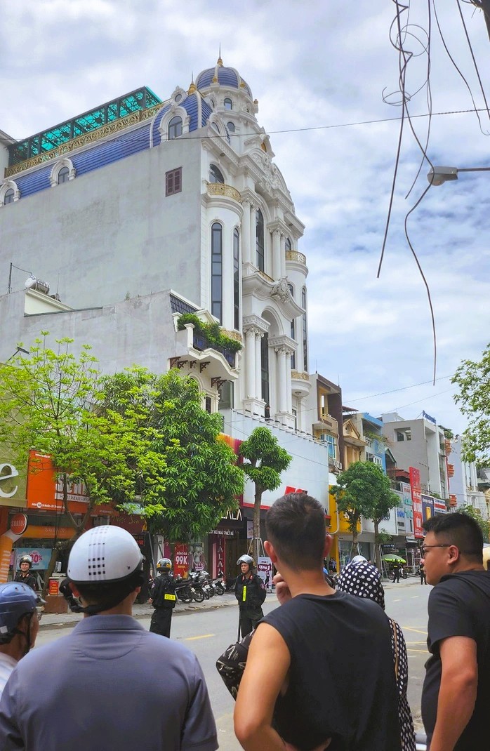 VIDEO: Nhà trùm giang hồ xứ Thanh - Tuấn "thần đèn" bị công an khám xét- Ảnh 3. VIDEO: Nhà trùm giang hồ xứ Thanh - Tuấn "thần đèn" bị công an khám xét- Ảnh 3.