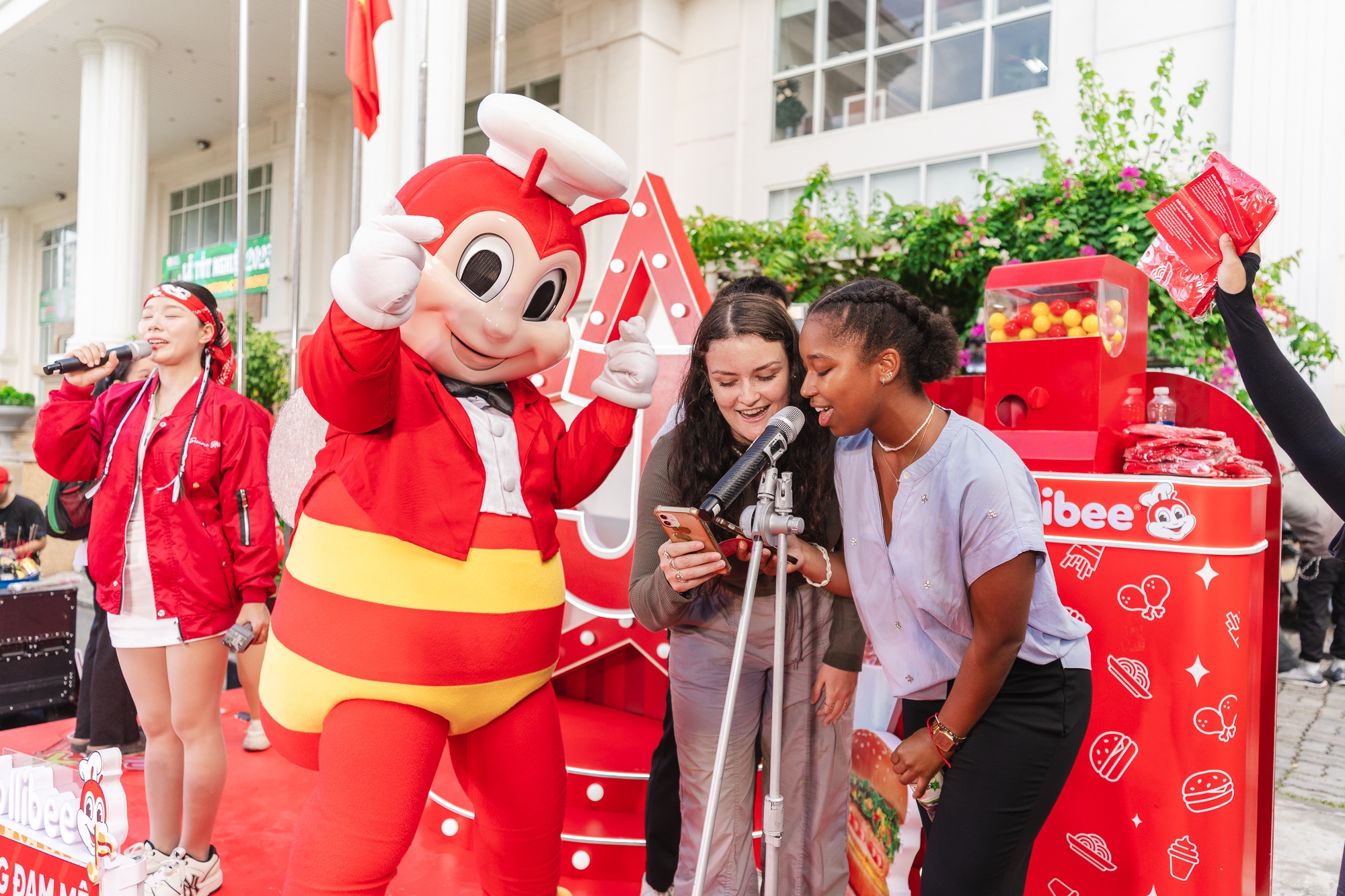 Chú Ong Jollibee kết nối GenZ qua sân chơi âm nhạc The Jolly Stars- Ảnh 2. Chú Ong Jollibee kết nối GenZ qua sân chơi âm nhạc The Jolly Stars- Ảnh 2.