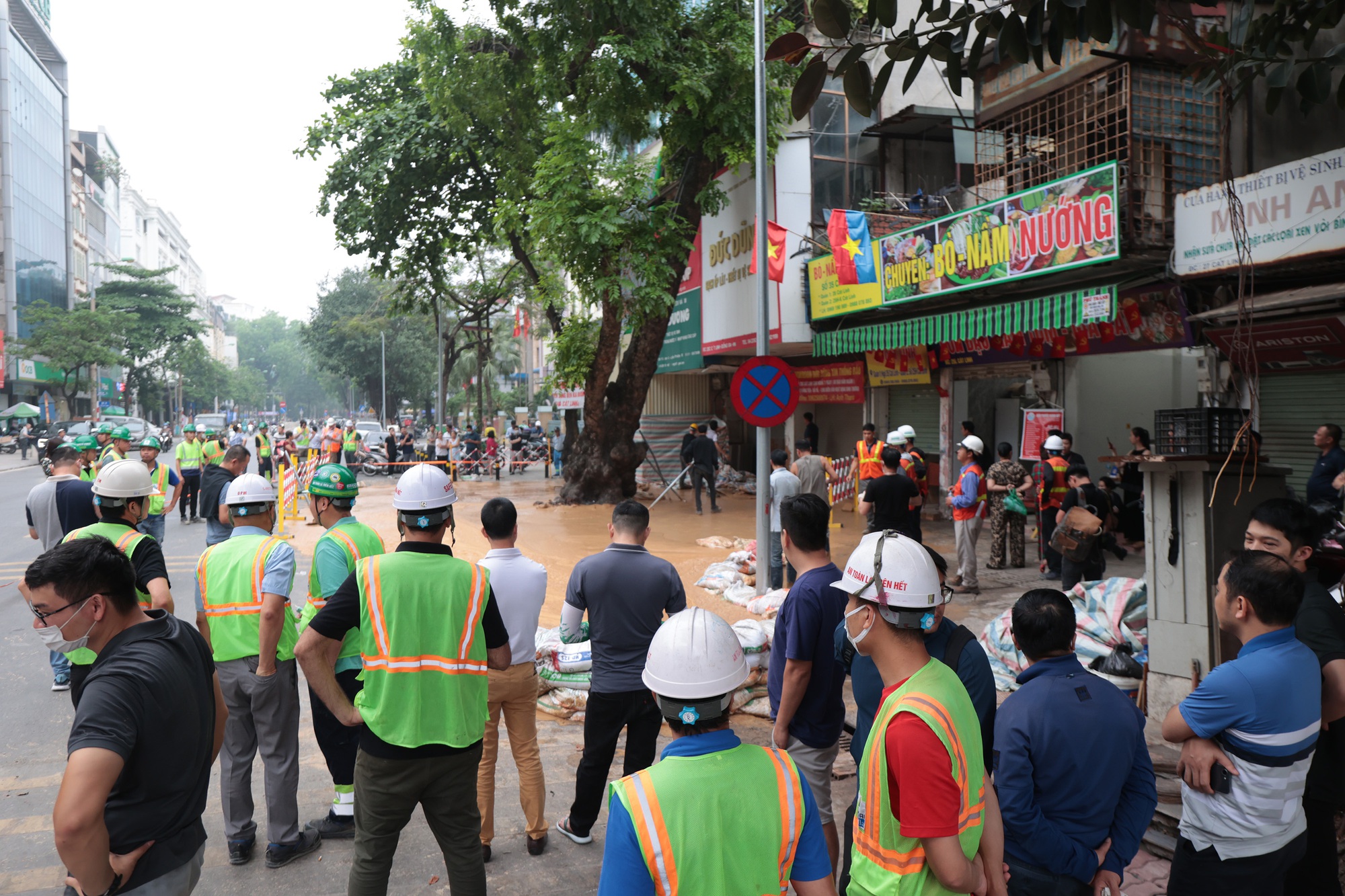 Ban Quản lý Đường sắt đô thị Hà Nội nói gì về hiện tượng bùn đất phun trào trên phố Cát Linh?- Ảnh 1. Ban Quản lý Đường sắt đô thị Hà Nội nói gì về hiện tượng bùn đất phun trào trên phố Cát Linh?- Ảnh 1.