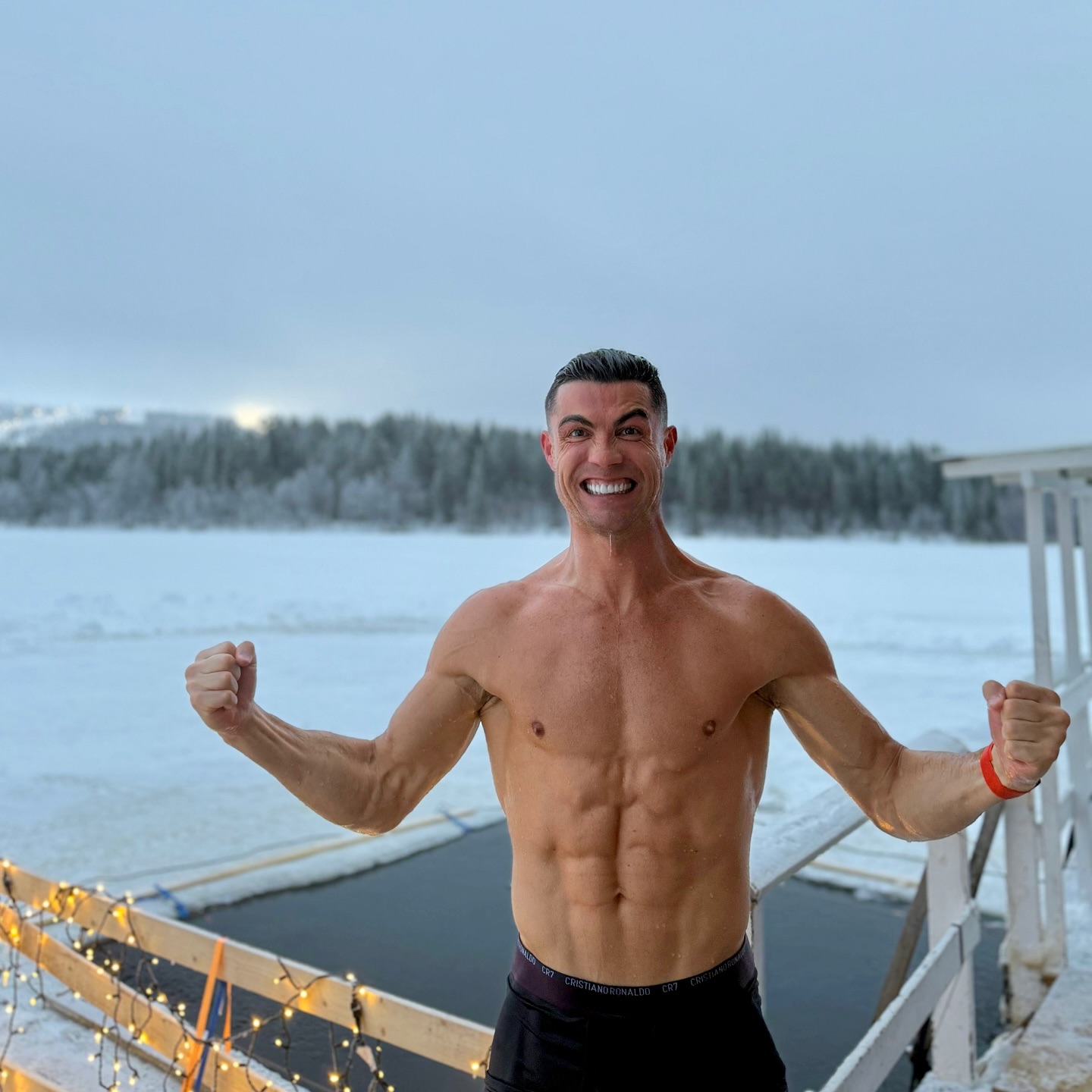 Ronaldo 40 tuổi nhưng cơ thể “hack tuổi” như trai 28: Bí mật siêu nhân được bật mí!- Ảnh 1. Ronaldo 40 tuổi nhưng cơ thể “hack tuổi” như trai 28: Bí mật siêu nhân được bật mí!- Ảnh 1.