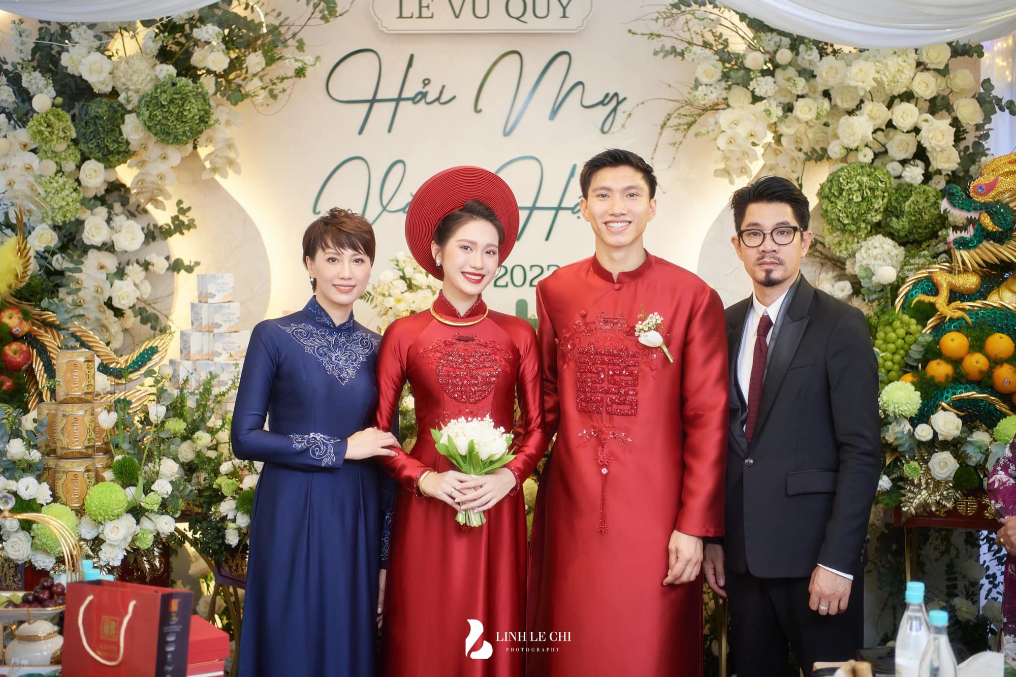 Bố vợ Đoàn Văn Hậu hiếm hoi lộ diện bên con rể, phong độ gây sốt, Bố vợ Đoàn Văn Hậu hiếm hoi lộ diện bên con rể, phong độ gây sốt,