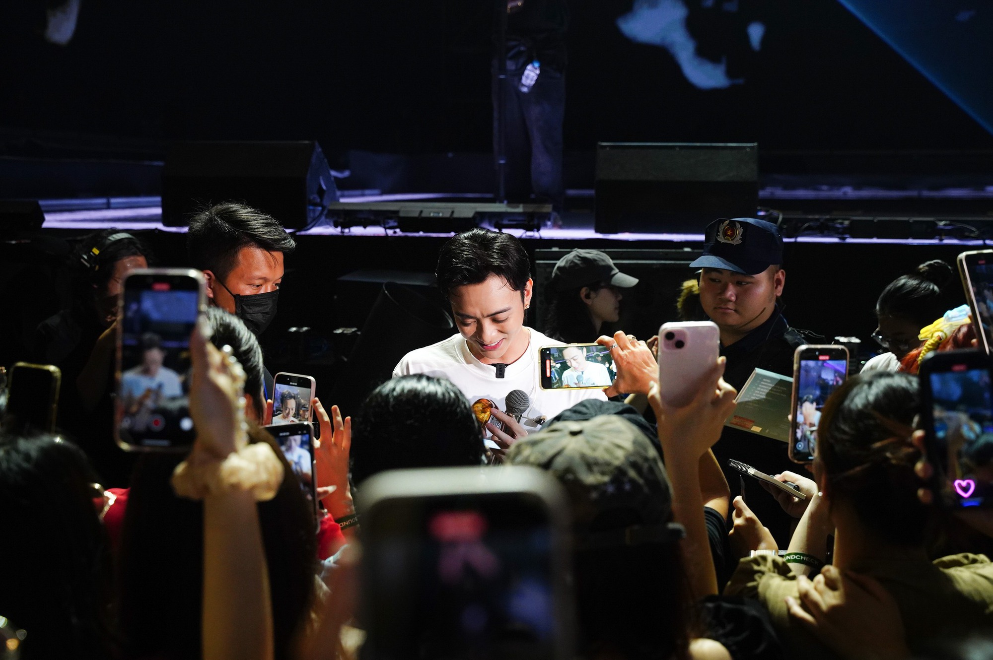 SOOBIN cho biết thế nào là toàn năng: Chơi nhạc cụ, đu dây, nhảy vinahouse đều "bung xoã" trong concert đầu tiên của sự nghiệp!- Ảnh 23. SOOBIN cho biết thế nào là toàn năng: Chơi nhạc cụ, đu dây, nhảy vinahouse đều "bung xoã" trong concert đầu tiên của sự nghiệp!- Ảnh 23.