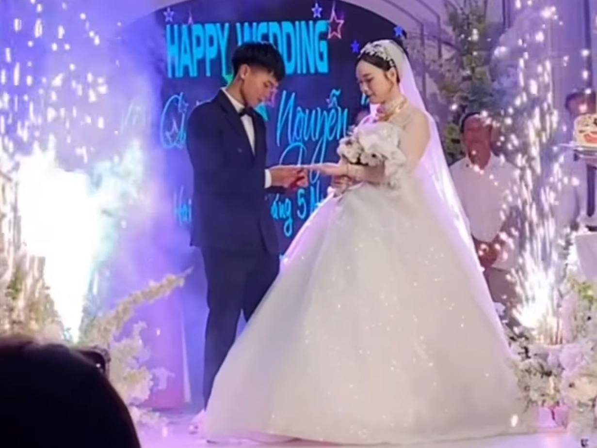 Ảnh hiếm vợ Hồ Văn Cường vàng đeo trĩu cổ lộ diện trong đám cưới ở quê, nhan sắc qua cam thường gây chú ý- Ảnh 2. Ảnh hiếm vợ Hồ Văn Cường vàng đeo trĩu cổ lộ diện trong đám cưới ở quê, nhan sắc qua cam thường gây chú ý- Ảnh 2.